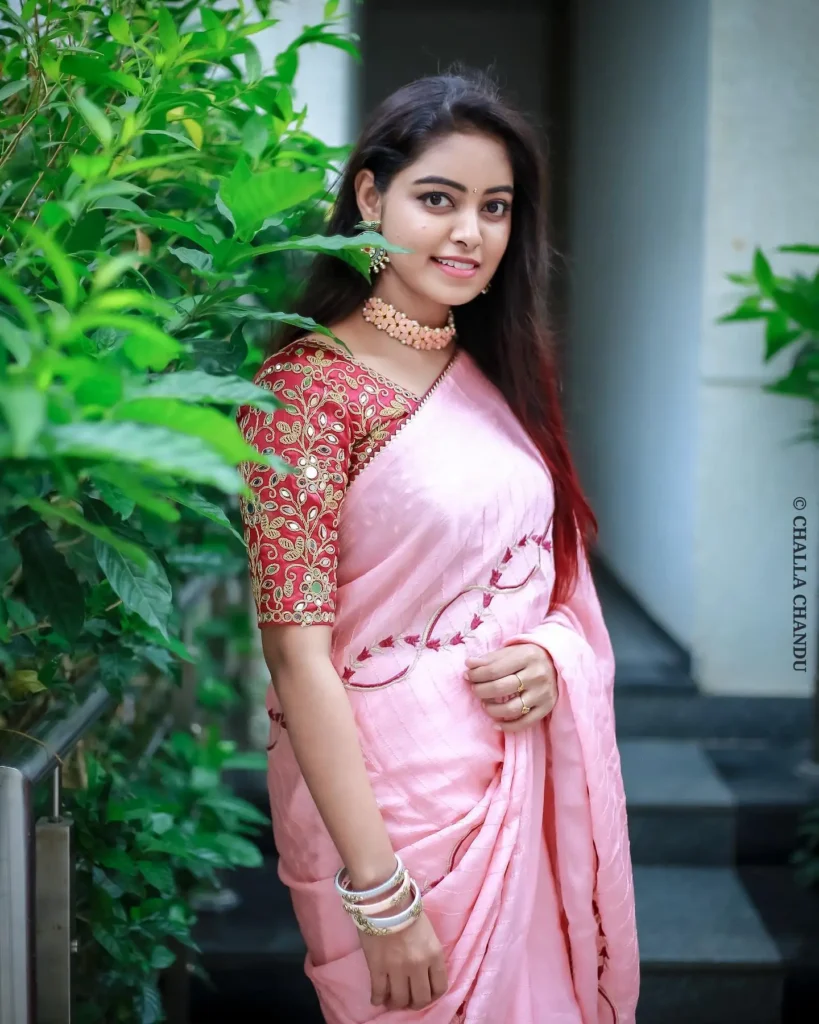 Indian girl wears a saree, the world stops to admire her grace